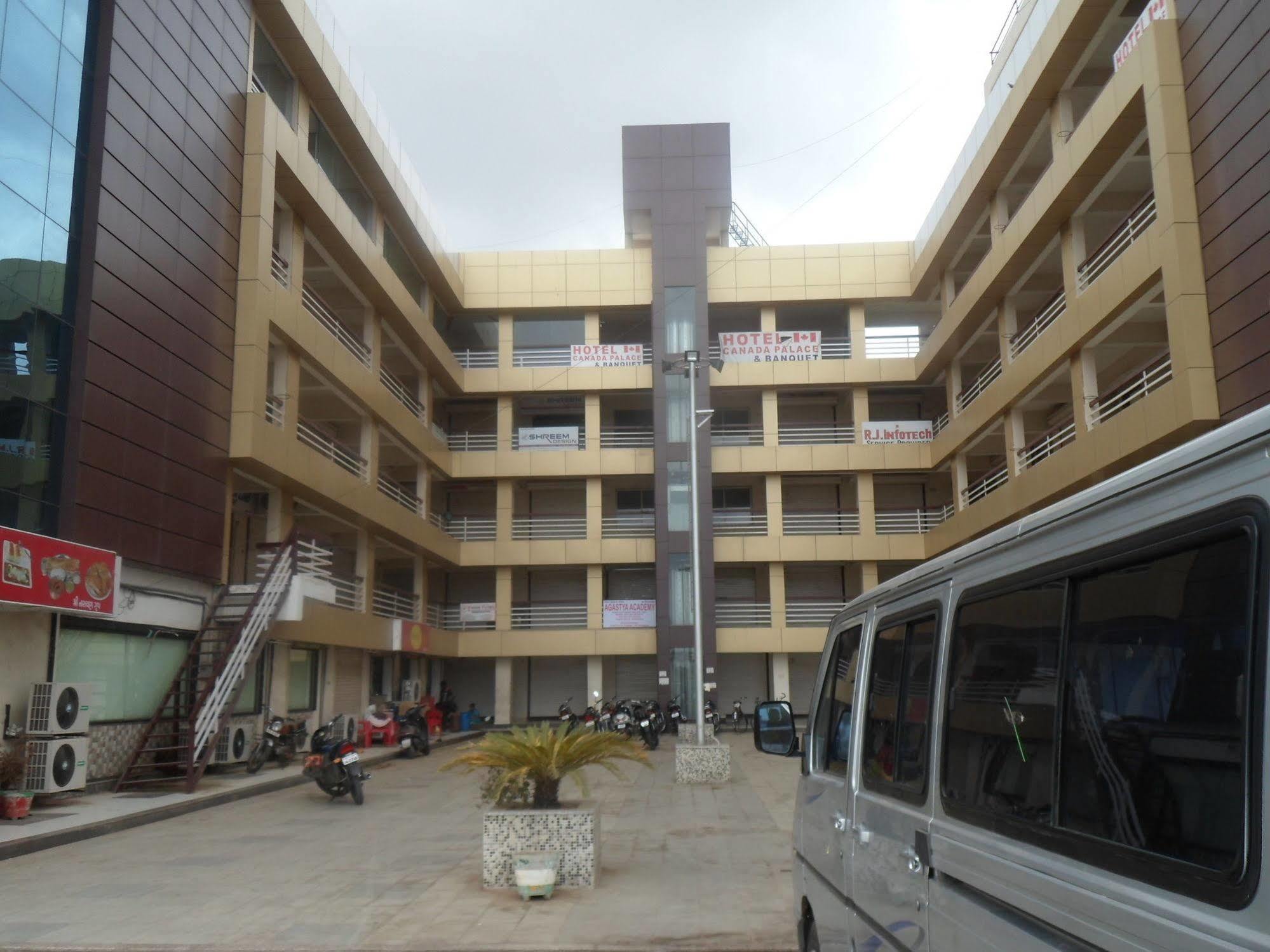 Hotel Canada Palace Batwa Exterior photo